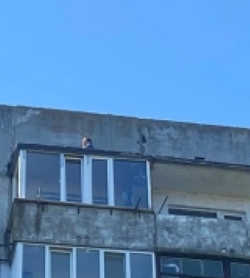 На даху 9-го поверху у Рівному застряг чоловік (ФОТО)