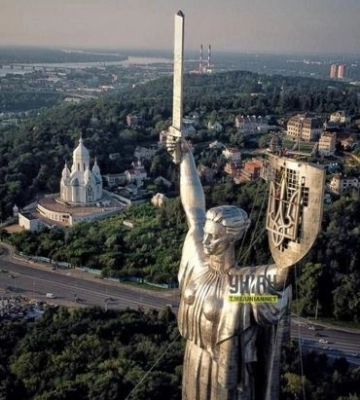 На монумент &quot;Родина-мать&quot; в Киеве установили трезубец. Фото