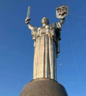 У Києві на щиті монумента “Батьківщина-мати” встановили тризуб