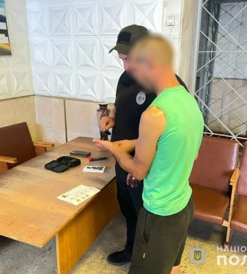Поліцейські затримали зловмисника, який облив бензином касирку та спробував підпалити банк