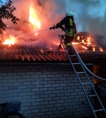 Блискавка влучила в міну й пошкодила дорогу на Волині