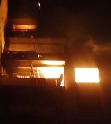 Россияне утром обстреляли Орехов Запорожской области, во многоэтажке произошел пожар. ФОТОрепортаж