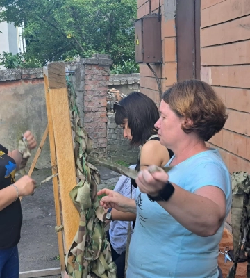 Рівненські волонтери за час великої війни сплели майже 400 сіток
