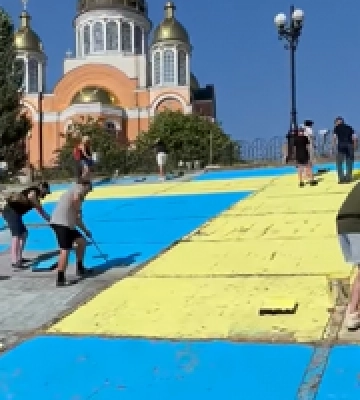 На Оболонській Набережній активісти розмалювати прапор кримських татар