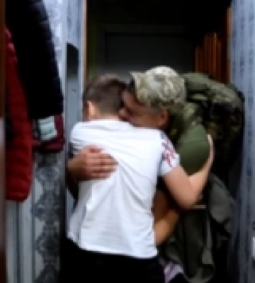 Виконував бойові завдання на Донеччині: показали зворушливу зустріч волинського прикордонника з родиною. ВІДЕО