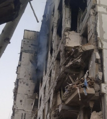 Горіли 5 поверхів: в Оріхові внаслідок обстрілу виникла масштабна пожежа у будинку (ФОТО)