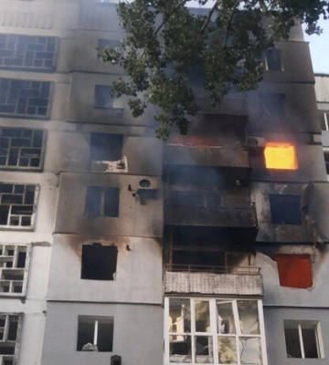 Горіли 5 поверхів: в Оріхові внаслідок обстрілу виникла масштабна пожежа у будинку (ФОТО)