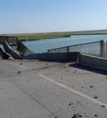 По одній дірці у кожному: нові фото мостів у Криму після &quot;бавовни&quot;