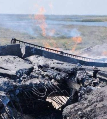 У районі двох мостів на окупованій частині Херсонщини пролунали вибухи. Окупанти заявляють про атаку ЗСУ