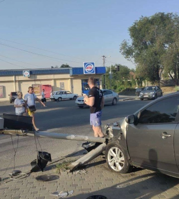 У Дніпрі на Передовій Kia знесла світлофор: відео моменту