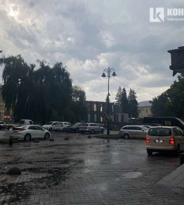 Луцьк раптово накрила потужна злива: буревій повалив дерева 
