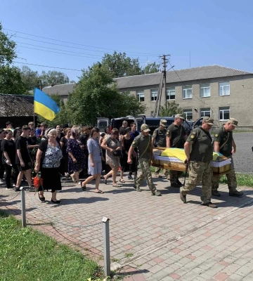 Щирий і добрий син, чоловік, товариш: на Волині попрощалися з молодим військовим. Фото