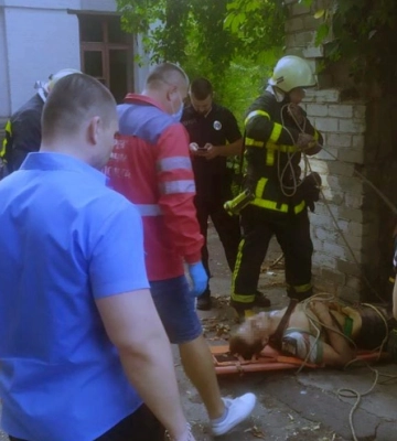 На Дніпропетровщині надзвичайники врятували чоловіка, який впав у підвал покинутої будівлі