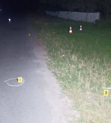До смерті жінки, яку знайшли на узбіччі, може бути причетний поліцейський