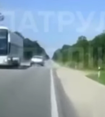 На трасі Тернопіль-Львів водій на Volkswagen ледь не врізався в авто поліції (ВІДЕО)