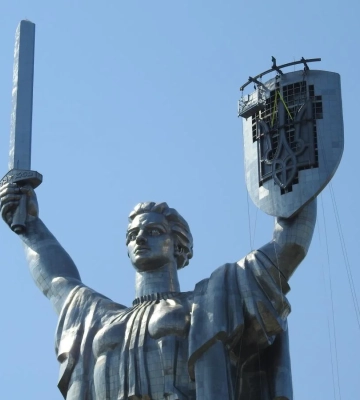 На монументі «Батьківщина-мати» помітили ще один радянський символ (ФОТО)