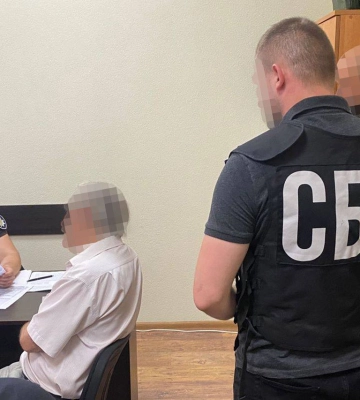 Поширював символіку комуністичного тоталітарного режиму. В Ужгороді 72-річному уродженцю РФ вручили підозру