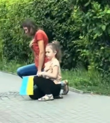 Щемко до сліз: маленька лучанка зустрічає кожен екіпаж «На щиті» (відео)