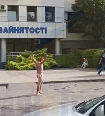 У Рівному голий чоловік атакував автівки та розбив білборд (відео)