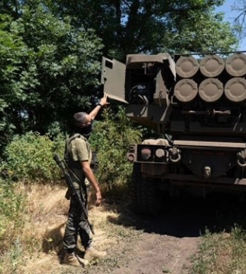 Вогняне HIMARS-шоу: Сирський показав знищення російської МСТА-Б на Бахмутському напрямку