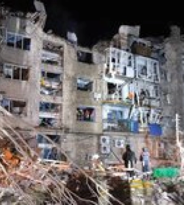 Покровск. В результате удара РФ по дому погибло семь человек, 67 раненых. Завалы разбирают
