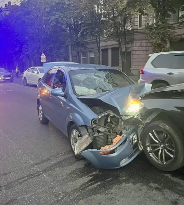 В Днепре на Сичеславской Набережной столкнулись BMW и Chevrolet: среди трех пострадавших есть ребенок