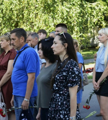 У Полтаві на колінах проводжали в останню путь 20-річного гранатометника окремої президентської бригади Олексія Лебідя
