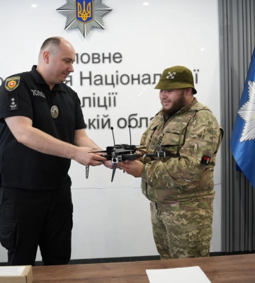 Поліцейські Рівненщини показали, який дрон передали ЗСУ на передову