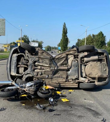 У Сумах мотоцикл під час ДТП перекинув легковик, водій двоколісного загинув на місці (ФОТО)
