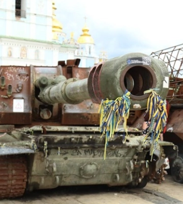 У центрі Києва виставили знешкоджену військову техніку РФ