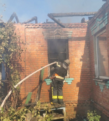 Ворог вдарив керованою авіабомбою по селищу на Харківщині: пошкоджено підприємство