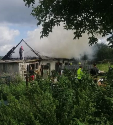 У Рівненському районі рятувальники ліквідували пожежу в приватному господарстві