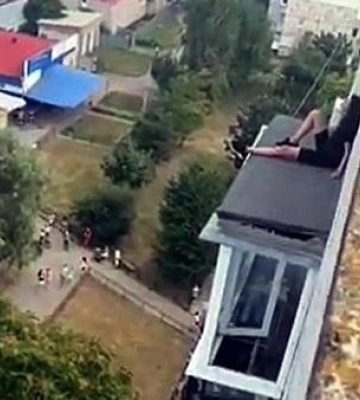 На Полтавщині травмовану дитину зняли з даху балкона 9-го поверху