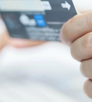 Продавала неіснуючий жіночий одяг: на Одещині викрили 25-річну шахрайку