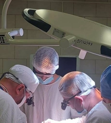 В Одесі лікарі врятували обличчя дівчинки, яка травмувалася від металевої гойдалки