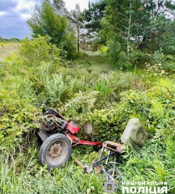 На Житомирщині мотоблок потрапив у кювет, а його невдачливий кермувальник до лікарні (ФОТО)