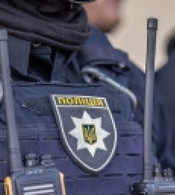 Це фіаско: Поки поліція оформляла правопорушення з боку неповнолітнього мотоцикліста, у їхню автівку “влетів” нетверезий водій