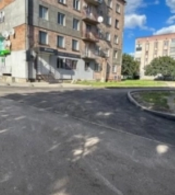 У Сарнах заасфальтували два заїзди до багатоповерхівок