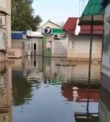 Подрыв Каховской ГЭС: город на Херсонщине до сих пор под водой (видео)