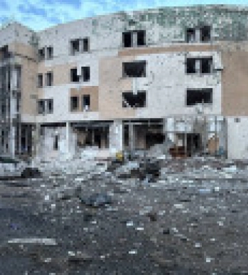 У постраждалому готелі працював дитячий табір: одна людина загинула та 16 поранено внаслідок обстрілу Запоріжжя 10 серпня (фото,&amp;hellip;