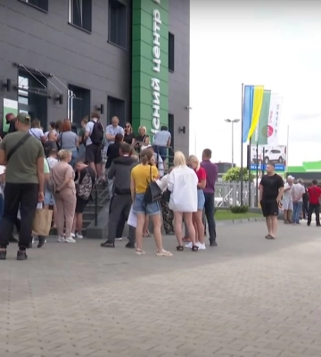 У сервісному центрі в Луцьку провели обшуки: вилучали документи