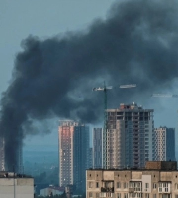На територію дитячої лікарні у Києві впали уламки ракети