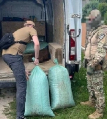 Рівненського працівника ДСНС та його спільника викрито на незаконному збуті бурштину