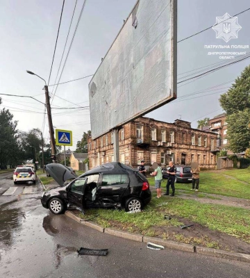 У Дніпрі зіткнулися Volkswagen та Mitsubishi: постраждав водій одного з авто