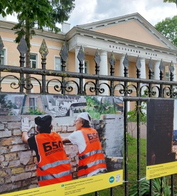 У Рівному відкрили фотовиставку про волонтерів, які відновлюють Україну
