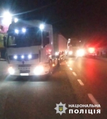 На трасі Одеса-Рені водій вантажівки наїхав на сімнадцятирічну дівчину