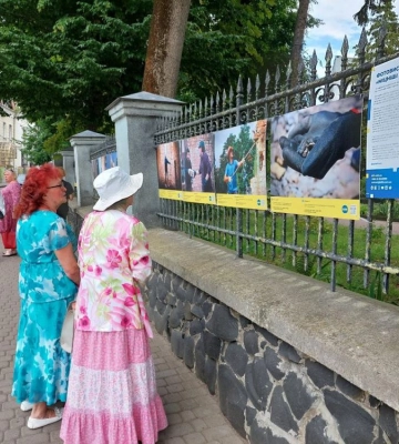 Міцніші за цеглу: у Рівному відкрили фотовиставку, присвячену волонтерам-відновлювачам (ВІДЕО)