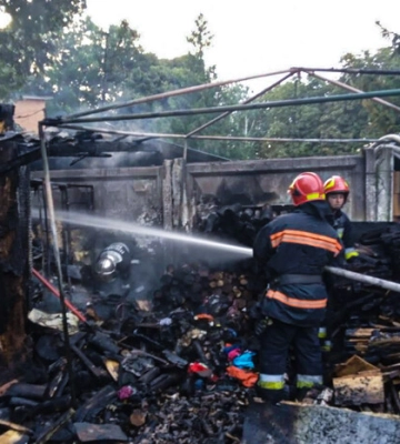 У Вінниці рятувальники ДСНС ліквідували пожежу на території церкви (ФОТО)