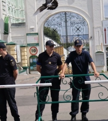 У столичній поліції пояснили, чому перекрили входи до Нижньої лаври