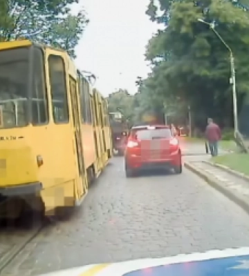 У Львові на очах у патрульних водій легковика грубо порушив ПДР, за що отримав постанову (ВІДЕО)